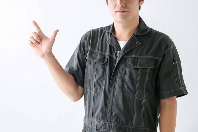 人差し指を立てる業者の人