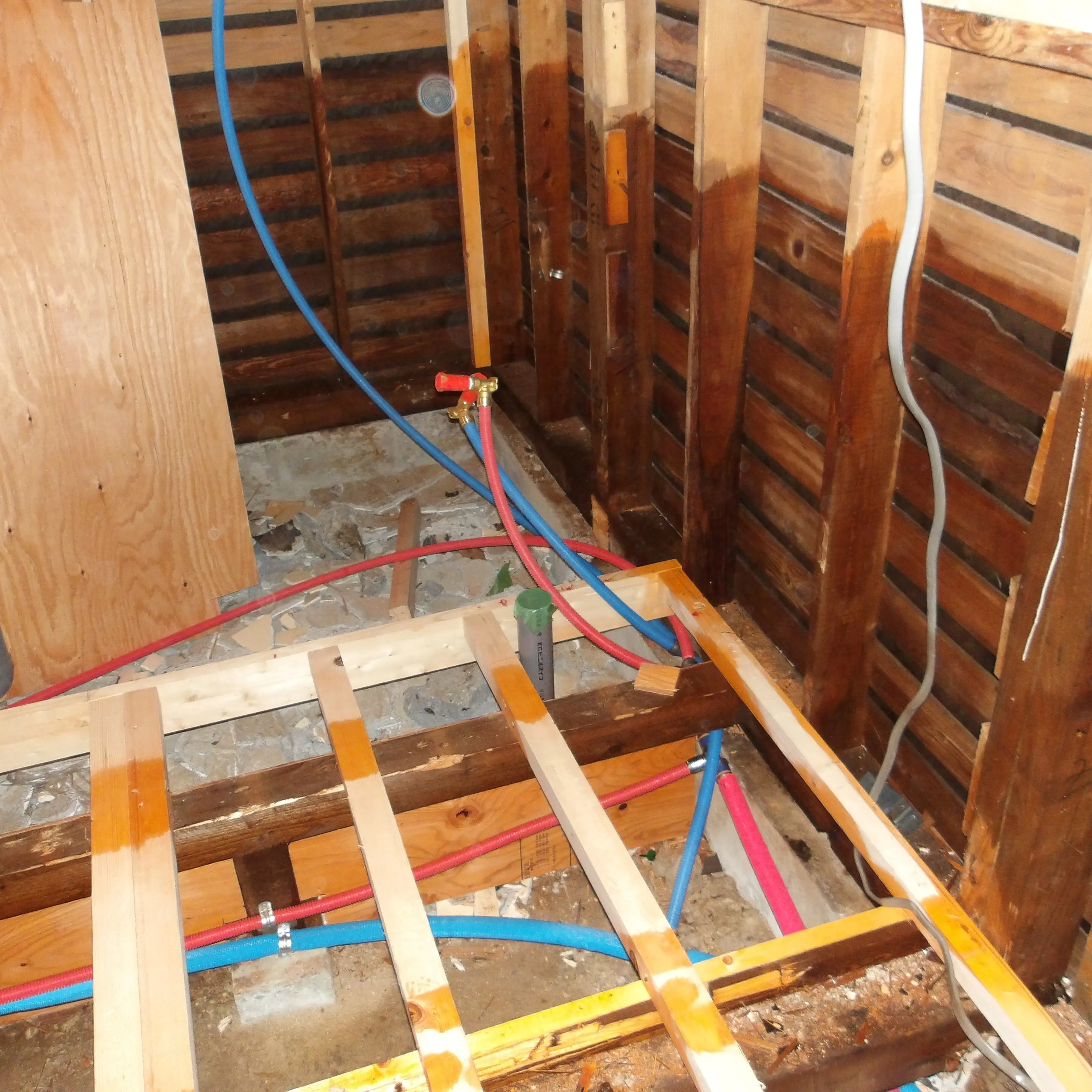 府中市にて、リフォーム中の建物でダシロアリ消毒作業を行いまし...