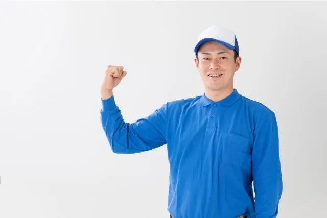 力こぶを作る男性スタッフ